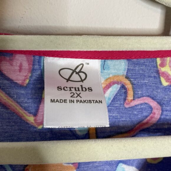 B Scrubs Women’s V Neck Scrub Top Size 2X Blue Red Heart Print - Picture 2 of 3